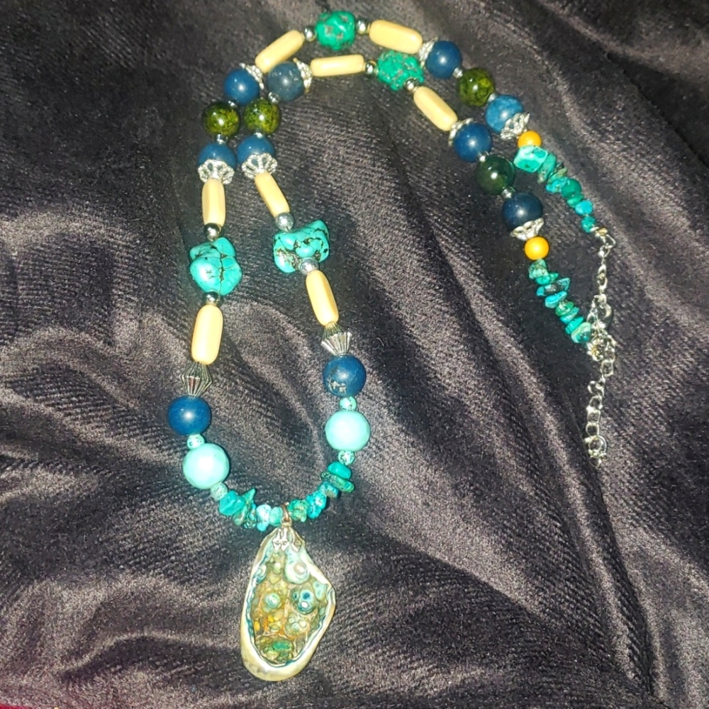 Semi precious stone necklace and pendent